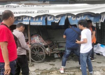 Personil Polsek Medan Baru mengecek lokasi penemuan penarik becak yang meninggal dunia. (Foto Ist).