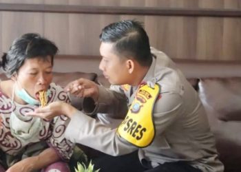 Kapolres Tapsel, AKBP. Imam Zamroni saat memberikan makan korban yang ditendang pelajar. (Foto Ist)