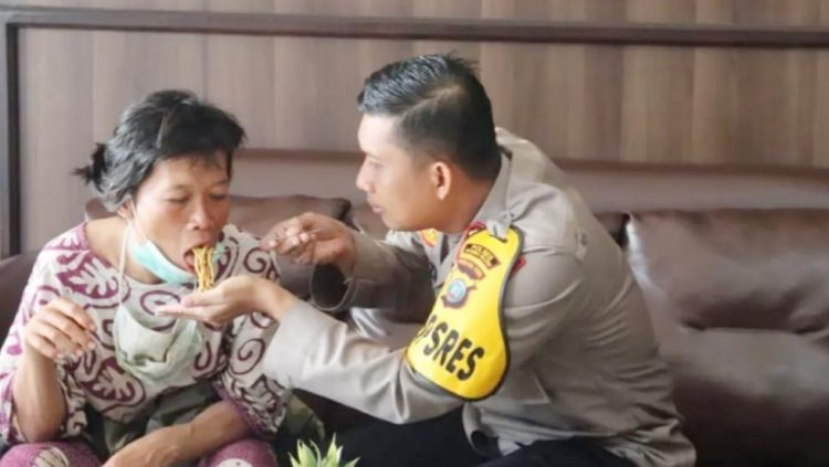 Kapolres Tapsel, AKBP. Imam Zamroni saat memberikan makan korban yang ditendang pelajar. (Foto Ist)