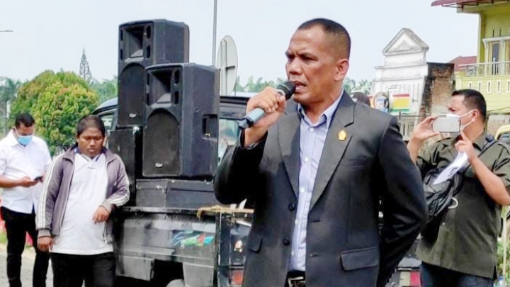 Anggota DPRD Sumut, Zainuddin Purba melakukan unjuk rasa tunggal di depan pintu masuk Mapolda Sumut. (Foto Ist)