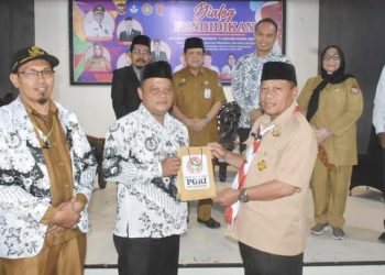 PGRI selaku organisasi profesi guru memberikan cenderamata kepada Wali Kota Tanjungbalai Waris Tholib