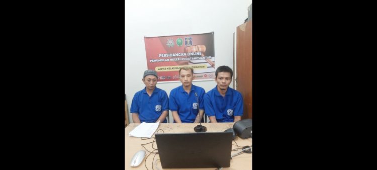 Ke tiga terdakwa Amir alias Cungli, Yogi Julfebri dan Anggriawan Sitorus Pane saat sidang online dari Lapas Kelas IIA Pematang Siantar.