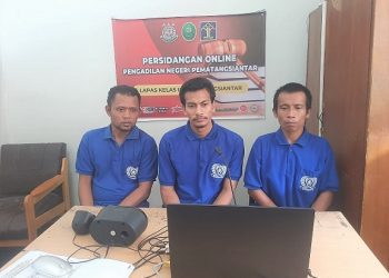 Ke tiga terdakwa, Saut Maruba Simamora, Yusli Saputra Silaen dan Yazid Akbar Saragih saat sidang online dari Lapas Kelas IIA Pematang Siantar.