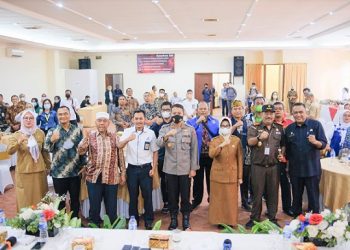 Forkopimda Kota Siantar bersama tokoh masyarakat mengikuti Rapat Koordinasi (Rakor) terkait Lanjutan Penanganan Covid-19 dan Kasus Gagal Ginjal Akut Progresif Atifikal pada Anak.