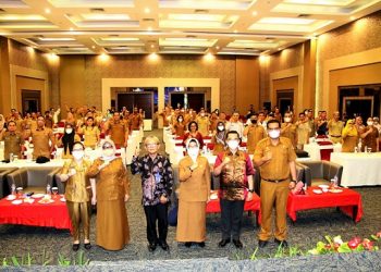 Wali Kota Siantar, dr. Susanti Dewayani SpA membuka Sosialisasi Penyusunan Laporan Penyelenggaraan Pemerintahan Daerah (LPPD) Kota Pematang Siantar Tahun Anggaran (T.A) 2022