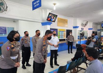Kapolrestabes Medan Kombes Pol Valentino Alfa Tatareda bersama JPU melakukan cek mekanisme pembuatan SIM di Kantor Sat Lantas Polrestabes Jalan Adinegoro Medan. (Foto Ist)