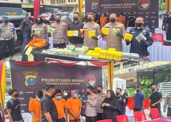Kapolretabes Medan, Kombes Pol Valentino Alfa Tatareda SH SIK, MSi didampingi Wakapolrestabes, AKBP Dr Yudhi Hery Setiawan, SIK, MSi saat memberikan keterangan terkait hasil tangkapan shabu 42 kg kepada wartawan. (Foto Ist)
