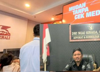 Dwi Ngai Sinaga , SH dan korban saat mendatangi kantor PT Asuransi Jiwa Generali. (Foto Ist)