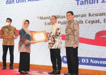 Wali Kota Siantar Terima Penghargaan dari Menkeu atas Prestasi Opini WTP LKPD T.A 2021 yang diserahkan Gubernur Sumut