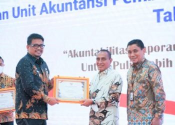 Gubernur Sumut Edy Rahmayadi bersama Kepala Kanwil DJPb Sumut Kementerian Keuangan RI, Heru Pudyo Nugoroho serahkan penghargaan kepada Wali Kota Medan, Bobby Nasution, pada Rakor Pemda dan Unit Akuntansi Pembantu Pengguna Anggaran Wilayah tahun 2022 di Sumut. (Foto Ist)