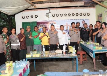 Kapolres Siantar AKBP Fernando photo bersama warga Kelurahan Banjar usai dengarkan curhat bhabinkamtibmas