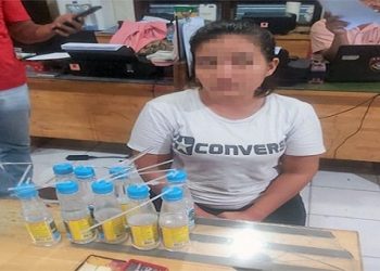 Wanita inisial A dan barang bukti. (Foto Ist)