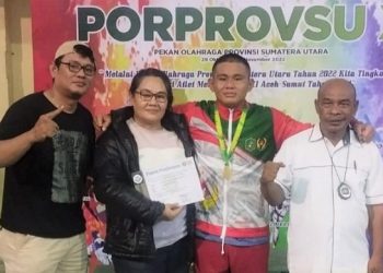 Jeremy Sihotang bersama kedua orang tua dan pelatihnya Albiner Sidabuke.