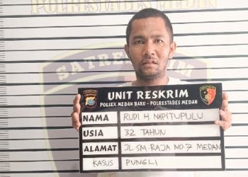 Rudi Hasudungan Napitupulu pelaku pungli yang menyerahkan diri ke Polsek Medan Baru. (Foto Ist)