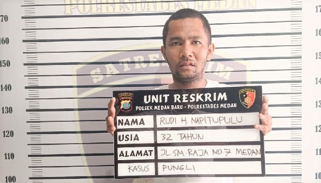Rudi Hasudungan Napitupulu pelaku pungli yang menyerahkan diri ke Polsek Medan Baru. (Foto Ist)