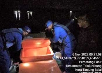 Tim Satpolair Polres Tanjungbalai saat memeriksa kapal yang diberhentikan