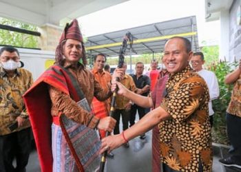 Kombes Pol (P) Maruli Siahaan, Ketua PPSD saat menyerahkan ulos kepada Wagub Musa Rajekshah. (Foto Ist)