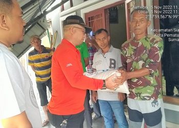 Camat Siantar Utara Irwansyah Saragih SSos, MSi didampingi perwakilan Dinas DLH/PUPR, BPBD, Lurah Martoba, serta RT saat serahkan bantuan kepada warga korban longsor di Jalan Siak