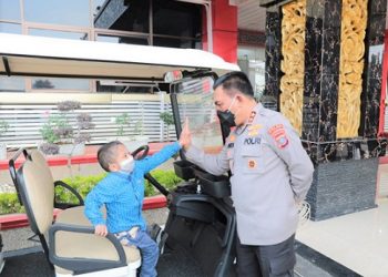 Kapolda Sumut Irjen Pol. Drs. R.Z Panca Putra bersama Al bocah berusia 4 tahun. (Foto Ist)