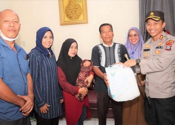 Kapolres Siantar AKBP Fernando SH, SIK melaksanakan pengecekan kondisi bayi yang dibuang orangtuanya bertempat di rumah Ketua RT, Nazaruddin