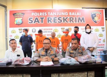 Kapolres Tanjungbalai AKBP. Ahamd Yusuf Afandi SIK, MM didampingi Wakapolres Kompol H. Jumanto, SH, Kasat Reskrim AKP Eri Prasetyo, SH saat konfrensi Pers