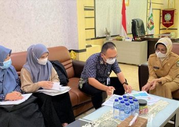 Wali Kota Siantar dr Susanti Dewayani SpA bersama Kepala BPJS Kesehatan Kota Siantar dr Kiki Christnar Marbun AAK membahas perkembangan Jaminan Kesehatan warga
