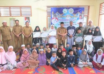 Wali Kota Tanjungbalai H Waris Tholib memberikan sertifikat kepada anak-anak penghafal Al-Qur'an
