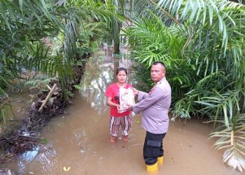Kapolsek Datuk Bandar AKP R. Sinaga SH, MH mewakili Kapolres Tanjungbalai AKBP. Ahmad Yusuf Afandi SIK. MM memberikan bantuan kepada warga terkena dampak banjir