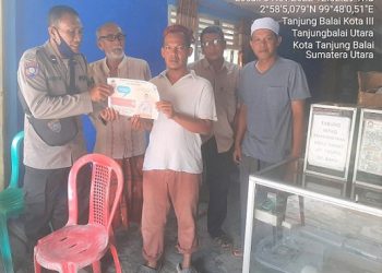 Bhabinkamtibmas Kelurahan Tanjungbalai Kota III AIPDA W. Simanjuntak melakukan sambang dan menyampaikan pesan Kamtibmas kepada warga