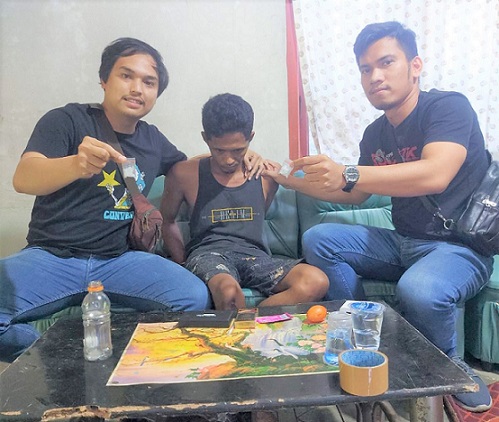 Pelaku DS dan barang bukti saat ditangkap Tim Opsnal Satres Narkoba Polres Simalungun