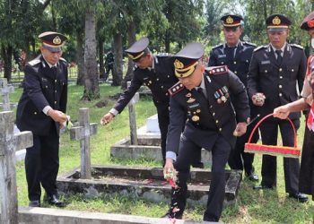 Kapolres Siantar AKBP Fernando SH, SIK bersama PJU saat tabur bunga 