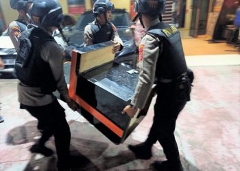 Jajaran polisi gabungan dari Polsek Percut Seituan amankan mesin judi. (Foto Ist)