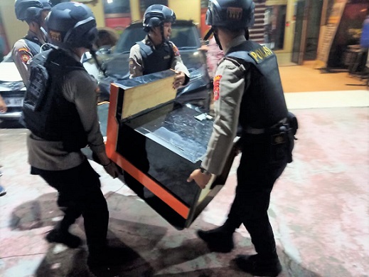 Jajaran polisi gabungan dari Polsek Percut Seituan amankan mesin judi. (Foto Ist)