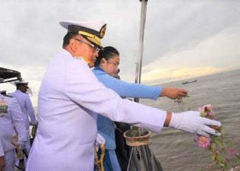 Danlantamal I Belawan Laksamana Pertama TNI Johanes Djanarko Wibowo saat tabur bunga. (Foto Ist)