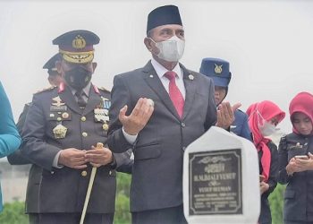 Gubernur Sumut Edy Rahmayadi saat upacara peringatan Hari Pahlawan di Taman Makam Pahlawan Bukit Barisan, Jalan Sisingamangaraja, Medan. (Foto Ist)