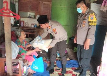 Kapolsek Tanjungbalai Utara IPTU Mulkanuddin Tanjung SH saat menyalurkan bantuan sembako kepada salah satu warga