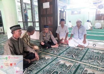Kapolsek Tanjungbalai Selatan Kompol Sahrul SH, MH didampingi Bhabinkamtibmas Briptu Panji AS menerima curhatan warga di Mesjid Nurul Iman Kecamatan Tanjung Balai Selatan