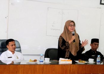 Hj. Bunda Indah- Suwarno Dirut PUD Pasar Medan. (Foto Romulo)