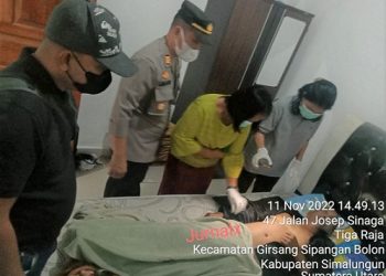 Kapolsek Parapat AKP Jonni Silalahi saat melihat jenajah korban Imron Siregar SE di TKP