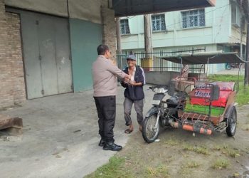 Kapolres Tanjung Balai AKBP Ahmad Yusuf Afandi SIK, MM, membagikan 50 bungkus nasi bungkus kepada pengemudi becak bermotor