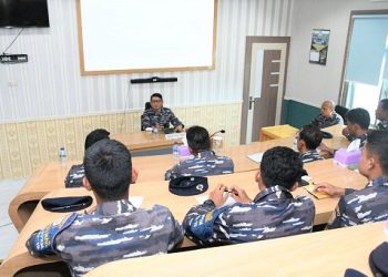 Danlanal TBA Letkol Laut (P) Aan Prana Tuah Sebayang SE DWC memimpin apel pembinaan kepada Babinpotmar