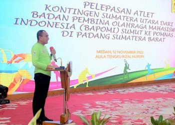 Gubsu, Edy Rahmayadi saat melepas atlet POMNAS XVII yang digelar di Sumbar. (Foto Ist)