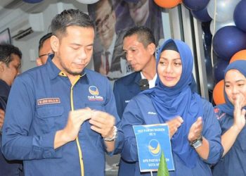 Jajaranpengurus DPD Partai Nasdem Medan diantaranya Lailatul Badri potong tumpeng perayaan HUT Partai Nasdem ke 11 tahun. (Foto Ist)