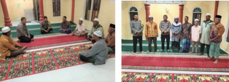 Kapolsek Sei Tualang Raso IPTU Asrol E. Rambe SH, MH menerima curhatan warga yang sedang melaksanakan sholat subuh berjamaah di Musholla Nurul Iman