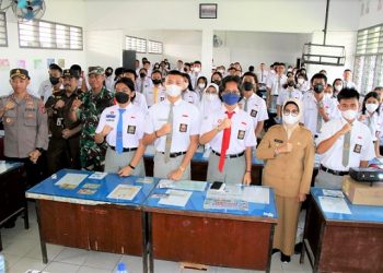 Wali Kota Siantar dr Susanti Dewayani SpA memberikan Pembinaan Penguatan Ideologi Pancasila kepada siswa-siswi SMA Negeri 1