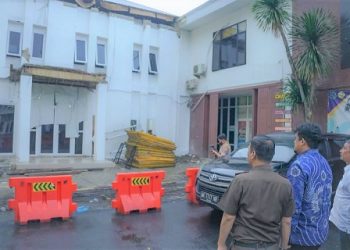 Wali Kota Medan Bobby Nasution meninjau kerusakan bagunan baru di gedung Kejari Medan yang ambruk. (Foto Ist)