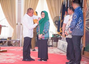 Wali Kota Siantar dr Susanti Dewayani SpA menerima Lencana Siddhakarya Tingkat Provinsi Sumatera Utara (Sumut) Tahun 2022.