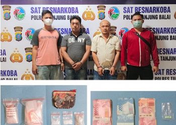 Pelaku SB alias P dan D diapit polisi serta barang bukti yang disita