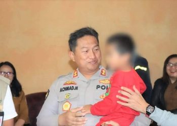 Kapolres Humbahas AKBP Achmad Muhaimin, S.I.K, M.H bersama jajaranya berkunjung menemui RM anak yang ibunya dimutilasi sang ayah. (Foto Ist)