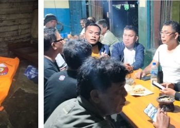 Jenajah korban Parlindungan Sitompul saat masih di TKP dan Kapolsek Siantar Marihat AKP Robert S Purba bersama Kumpulan marga Sitompul di TKP